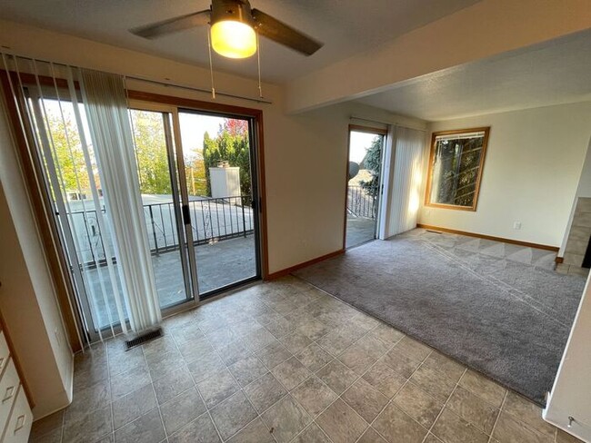 Building Photo - Spacious 4 Bedroom in a great location!