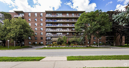 Building Photo - Royal Court