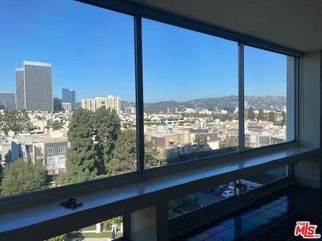 Building Photo - 2220 Ave of the Stars