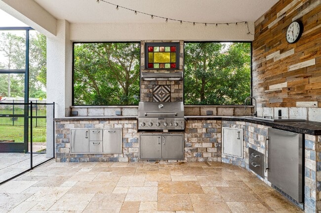 Foto del edificio - Luxurious 5-Bedroom Home with Office, Thea...