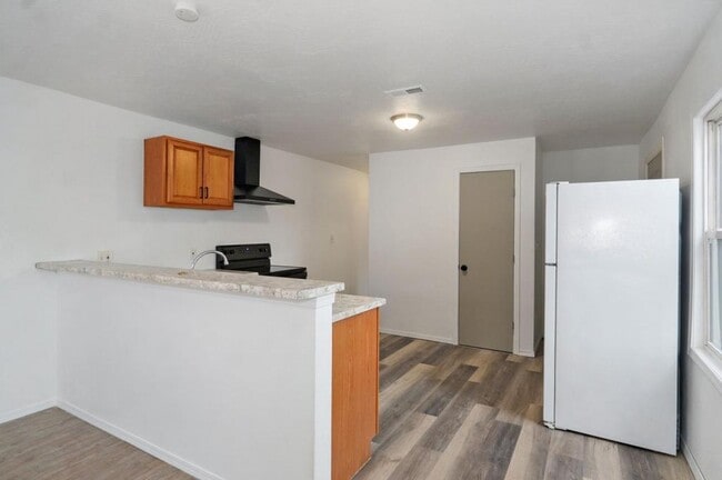 Building Photo - 513 S Broadway Ave