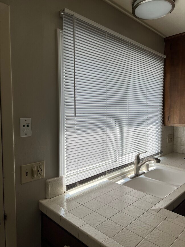Lots of natural light in kitchen - 6313 Plymouth Rd