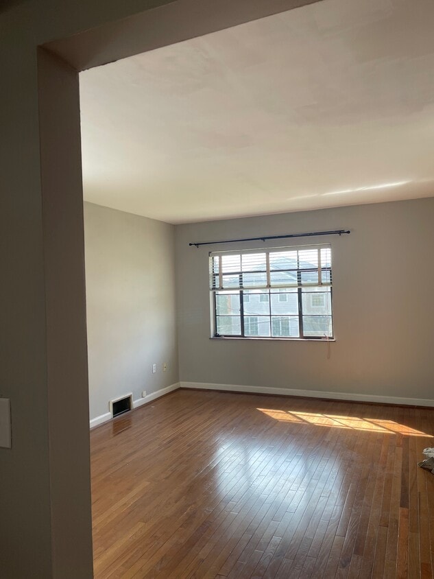 Living Room - 814 Ellison Ave (Cincinnati, OH)