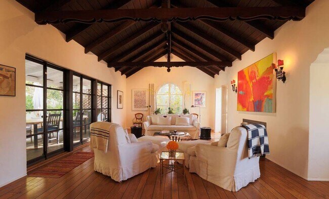 Foto del edificio - Elegant Furnished Spanish-Style Home, 3BR/...