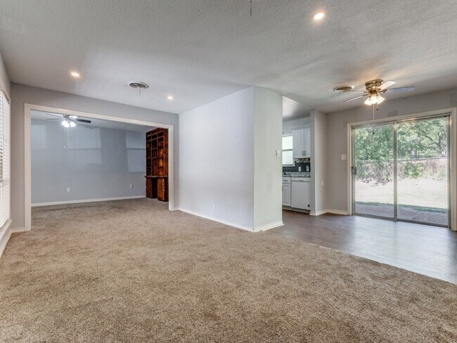 Building Photo - 12 Geraldine Ln