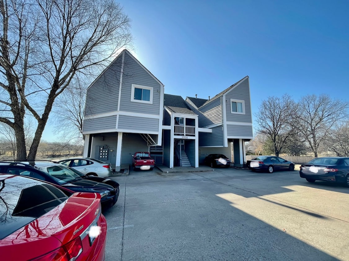 Primary Photo - 1 bedroom, 1 bathroom lower level unit wit...