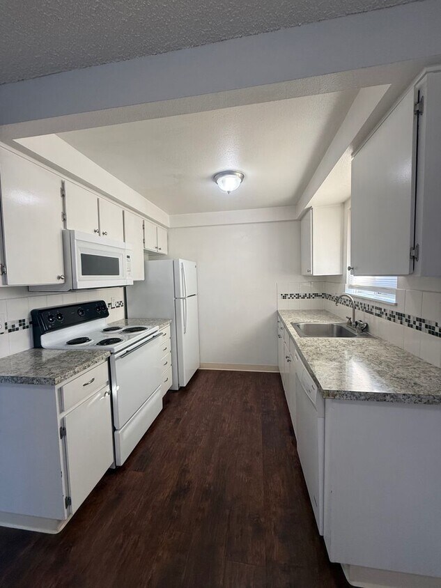 Cute Two Bedroom With Detached Garage - Cute Two Bedroom With Detached Garage