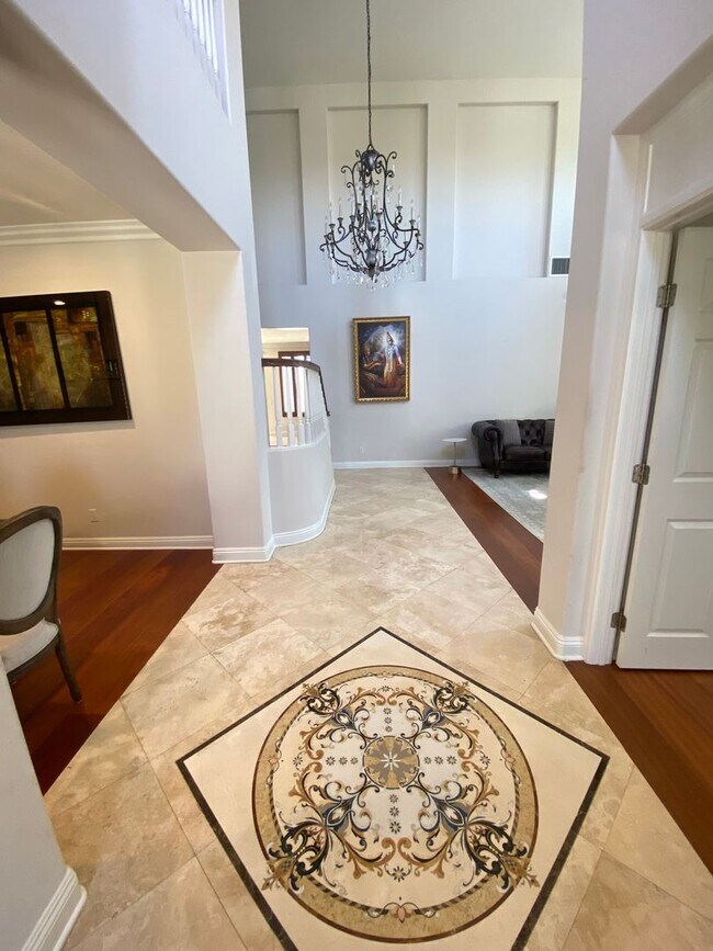 Foto del edificio - Luxurious 4 Bedroom Fullerton House For Re...