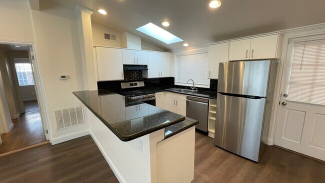 Foto del edificio - Beautiful 3 bedroom 2 bathroom home, updated kitchen & baths plus 1 car garage!