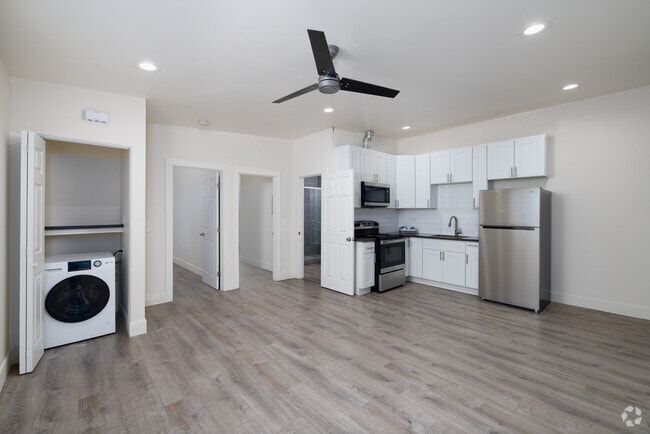 2 habitaciones, 1 baño - 925 pies cuadrados - Cocina/Sala de estar - Parkway Plaza Apartments