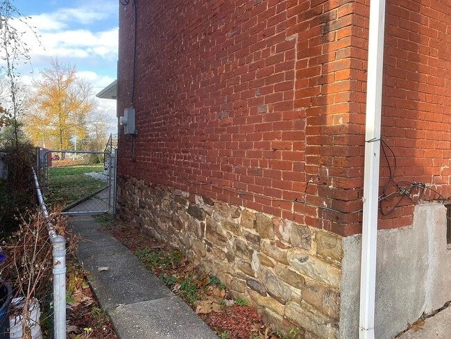 Building Photo - 114 N Brown St