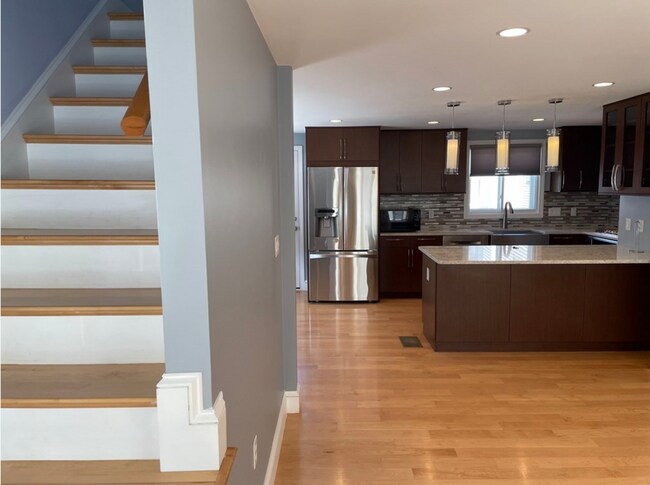 Foto del edificio - Spacious Townhouse - with parking!