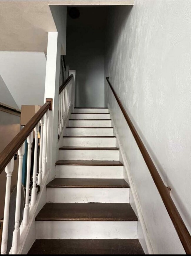 Building Photo - 307 W 32nd St