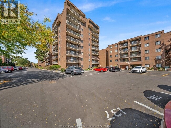 Building Photo - 3936 Wyandotte St E