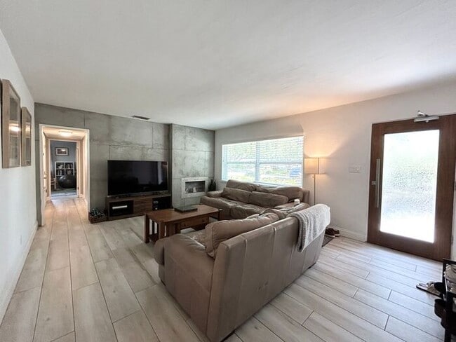 Building Photo - Gorgeous 3/2 Mid-century Modern Style Home...