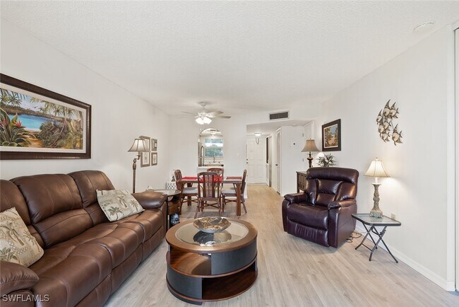 Foto del edificio - 400 Forest Lakes Blvd