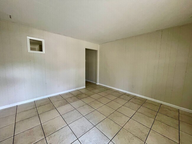 Building Photo - 10113 N Lantana Ave