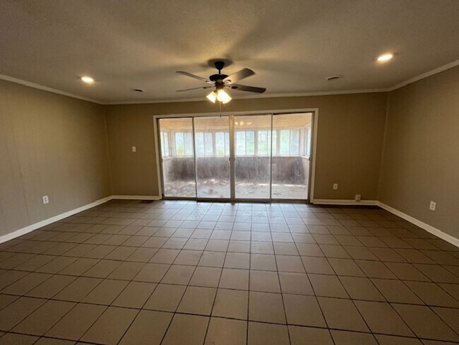 Foto del edificio - Renovated 4 Bedroom 2 Bath Home For Rent!