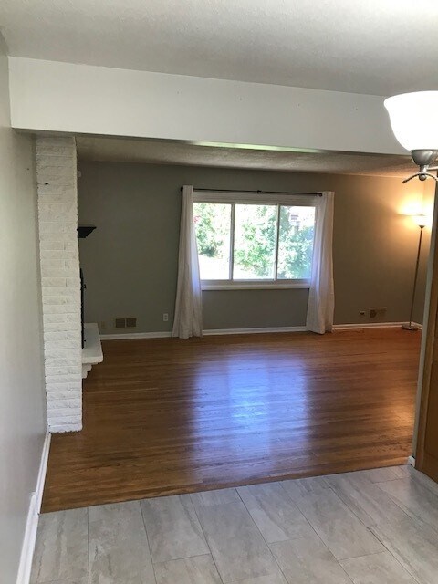 Building Photo - 4219 Valley View Rd