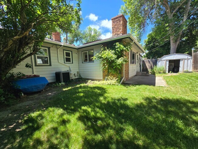 Foto del edificio - Spacious 4 Bedroom Home with Solar Panels, Fully Fenced Yard on Rimrock Rd