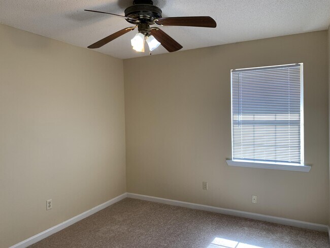 Foto del edificio - 1430 Paul Caswell Blvd