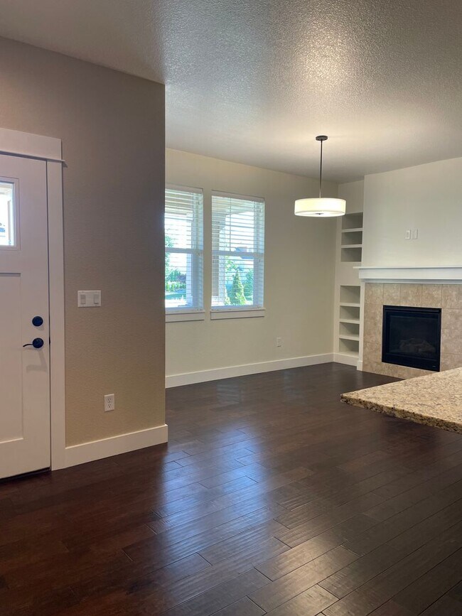 Building Photo - Sophisticated Townhome w/ 1 Car Garage in ...