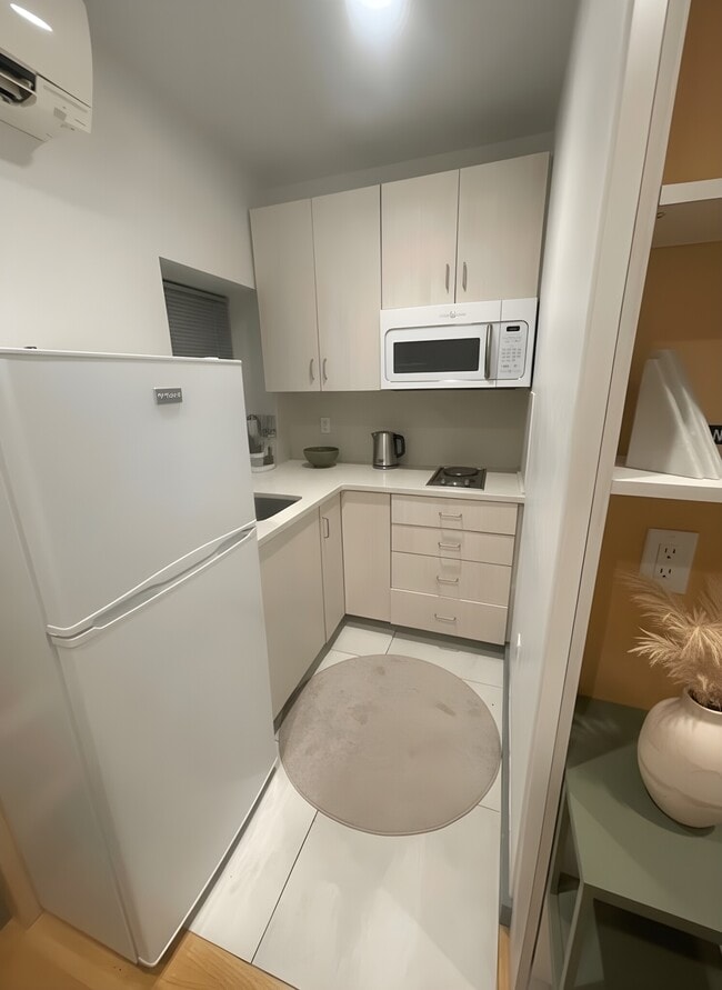 Building Photo - 144 Bowdoin St