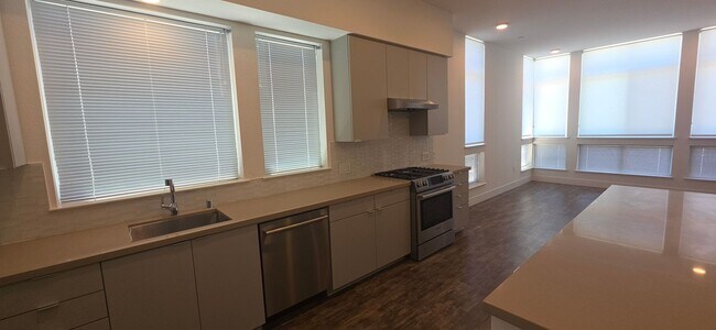 Foto del edificio - Luxury New Build with 2 En-Suites | Quartz Kitchen | Prime Fremont Location