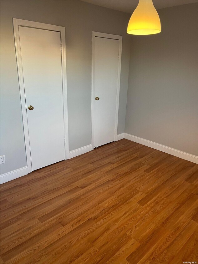 Foto principal - 230 Westbury Ave