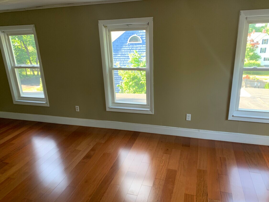 Open floor plan - Living room/dining room - 32A Highland St