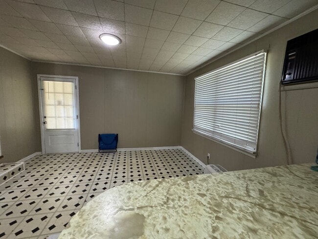 Building Photo - 2 Bedrooms- 1 Bathroom- House in Centre, AL!