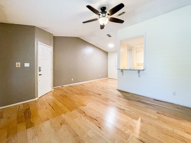 Foto del edificio - ***Beautiful 2 Bed, 2 Bath Condo in the Heart of Pensacola!***