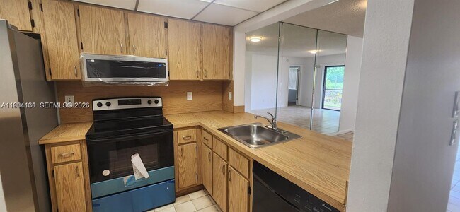 Building Photo - 880 NE 207th Terrace