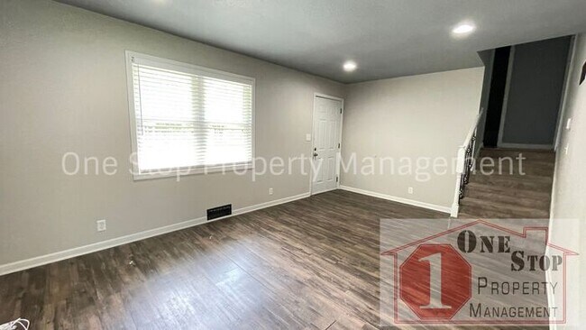 Foto del edificio - Stunning 3 bedroom, 2 bathroom duplex is L...