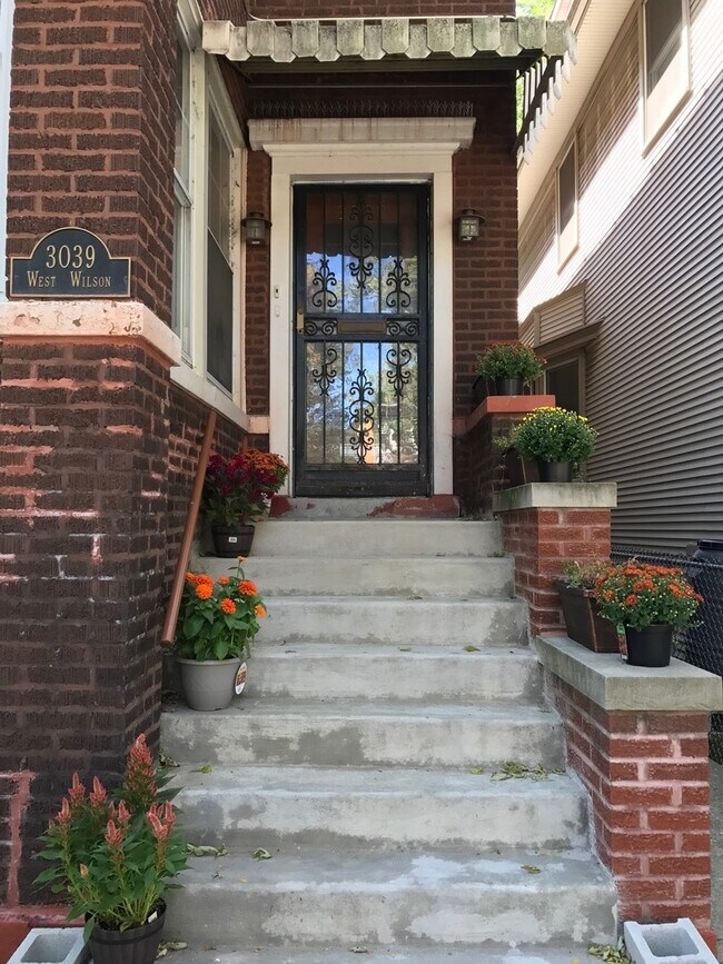 Building Photo - 3039 W Wilson Ave