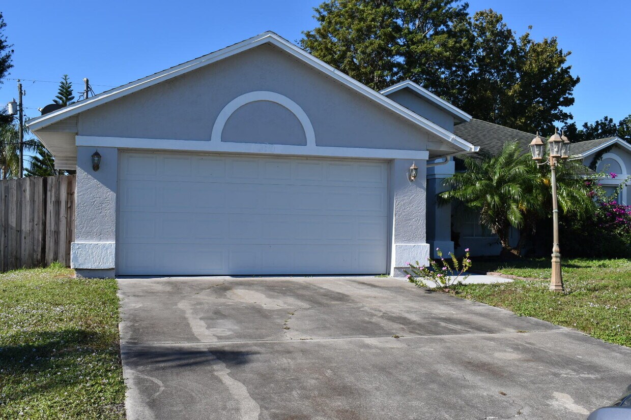 1050 SE Euclid Ln, Port Saint Lucie, FL 34983 House Rental in Port