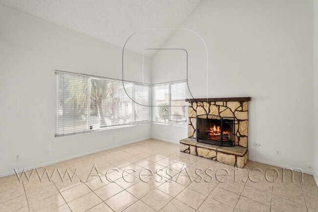 Building Photo - Charming 3 Bed/2 Bath Home With Spacious Y...