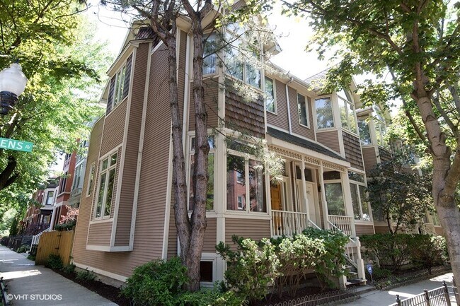 Building Photo - 1001 W Dickens Ave