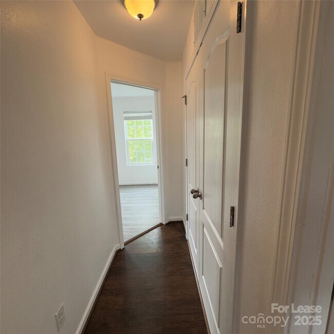 Foto del edificio - 9013 Maidenhair Ct