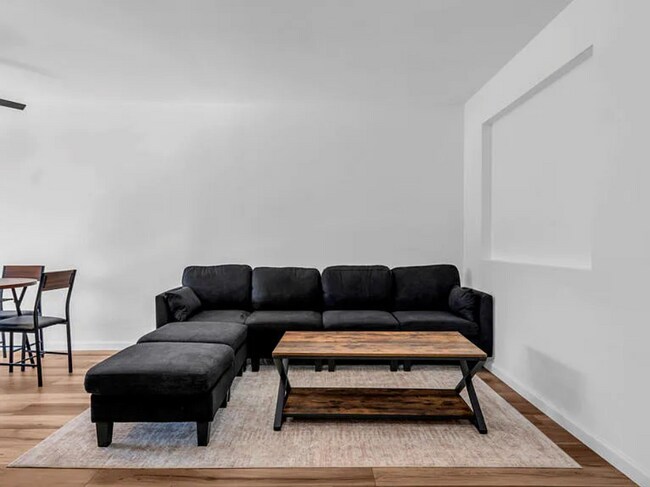 Fotografía del edificio - 5300 E Waverly Dr