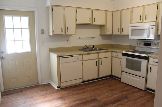 Building Photo - 2 bedroom 2 bath