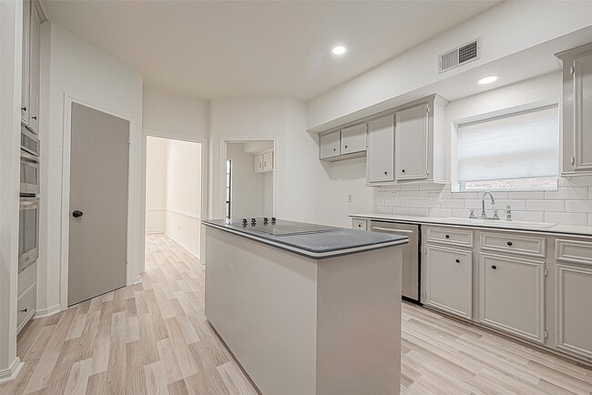 Building Photo - 1015 Sugar Lakes Dr
