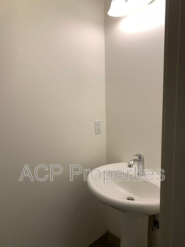 Building Photo - 2046 Aaron Dr
