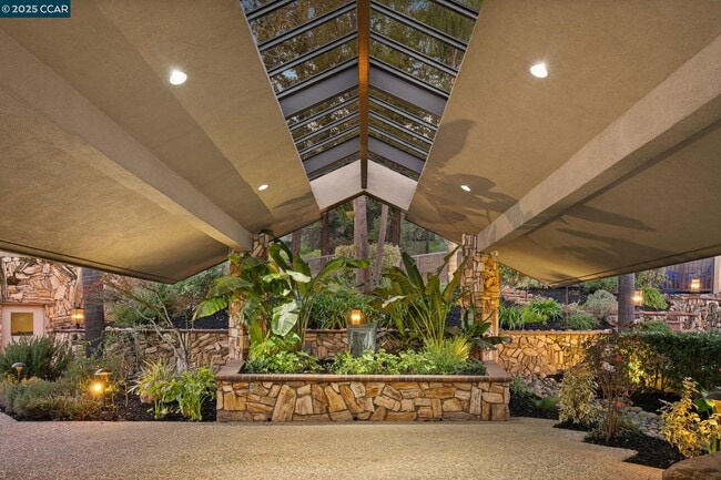 Building Photo - 21 Deer Oaks Ct