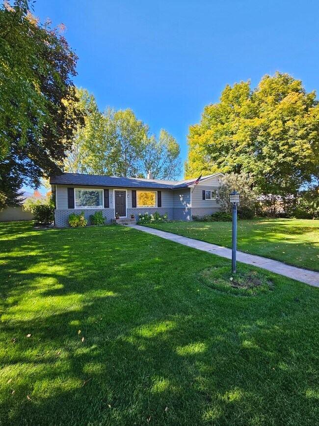 Foto del edificio - Target Range Single Family Home - 3bdrm (+bonus), 2bath, great yard, garage.  Summer Rental