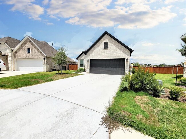 Building Photo - 513 Three Feathers Ct