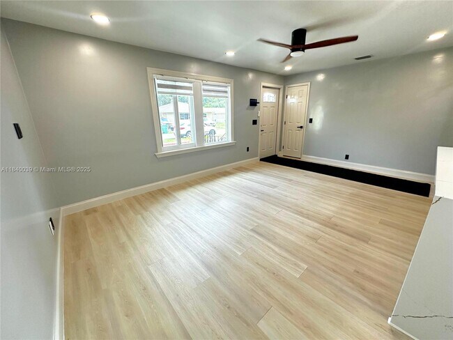 Foto del edificio - 245 SW 6th St