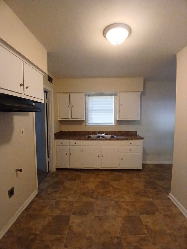 Building Photo - Spacious 3 bedroom 1 bath home - Open To Section 8 -$99 Move In Special