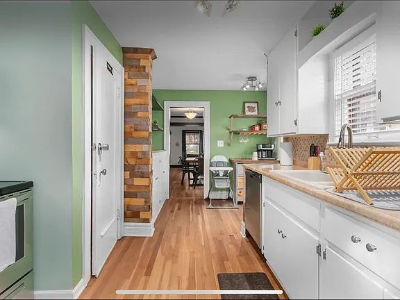 Foto del edificio - "Charming 3-Bed, 2-Bath Home on Holmes St, Kansas City - Your Cozy Retreat Awaits!"