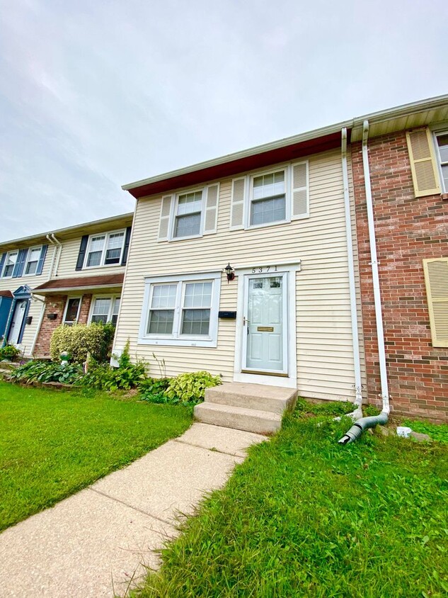 Foto principal - Well-Maintained 3bedroom Rosedale Townhome...